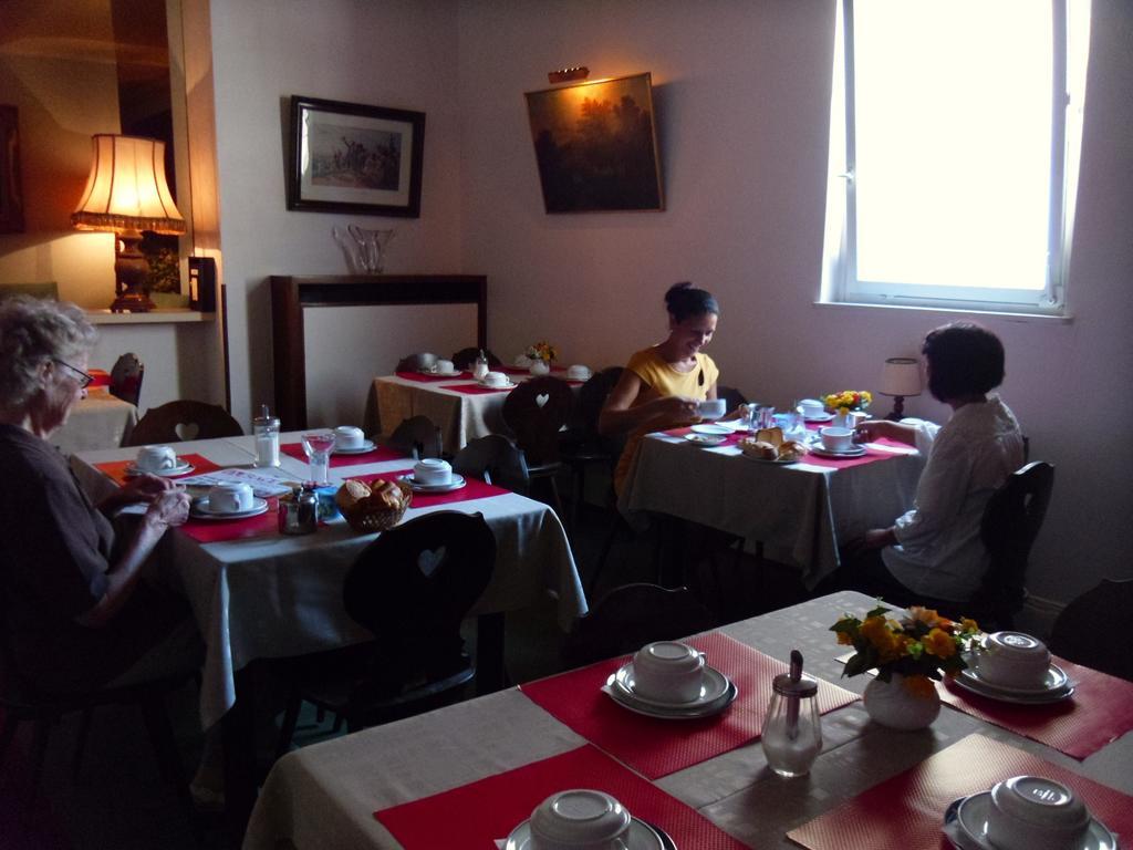 De Bale Hotel